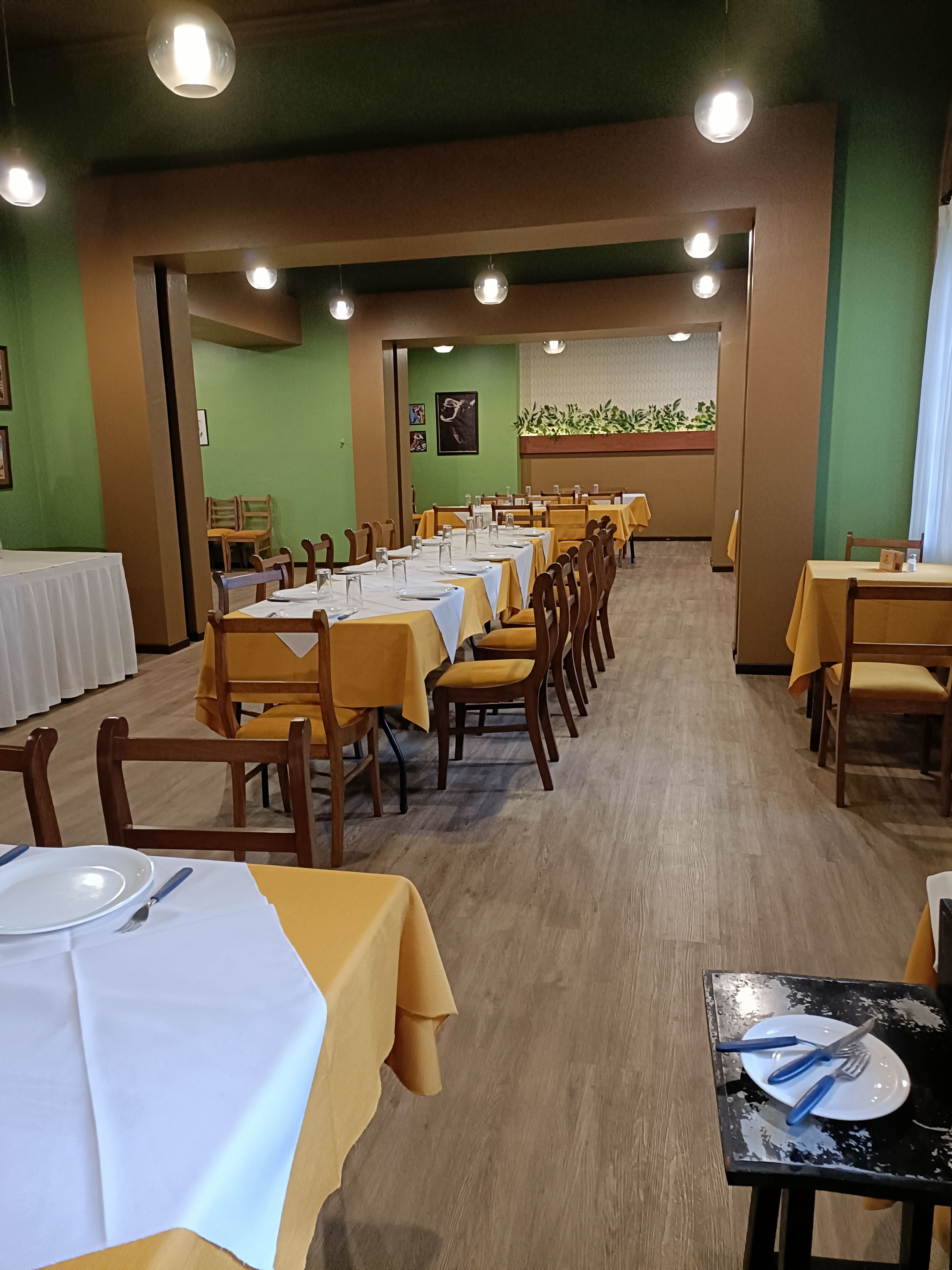 Salón con mesas y sillas para bodas